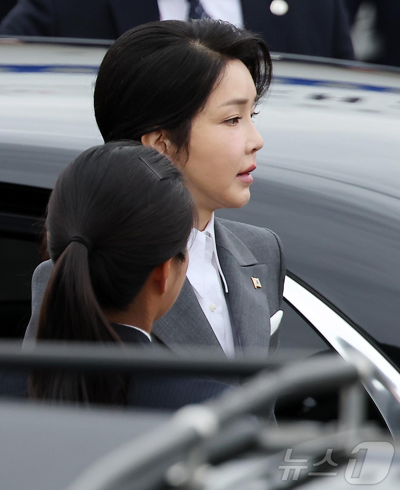 김건희 여사가 6일 오전 경기 성남 서울공항에서 필리핀과 싱가포르 국빈 방문과 라오스에서 열리는 한·아세안&#40;ASEAN·동남아시아국가연합&#41; 정상회의 참석차 출국하기 위해 공군 1호기로 향하고 있다. 윤 대통령은 이번 순방을 계기로 한-아세안&#40;ASEAN·동남아시아국가연합&#41; 간 투자분야를 비롯한 경제협력을 한층 확대하고, 아세안 정상회의에서 아세안 국가들과 포괄적 전략동반자 관계를 수립할 계획이다. 2024.10.6/뉴스1 ⓒ News1 김진환 기자