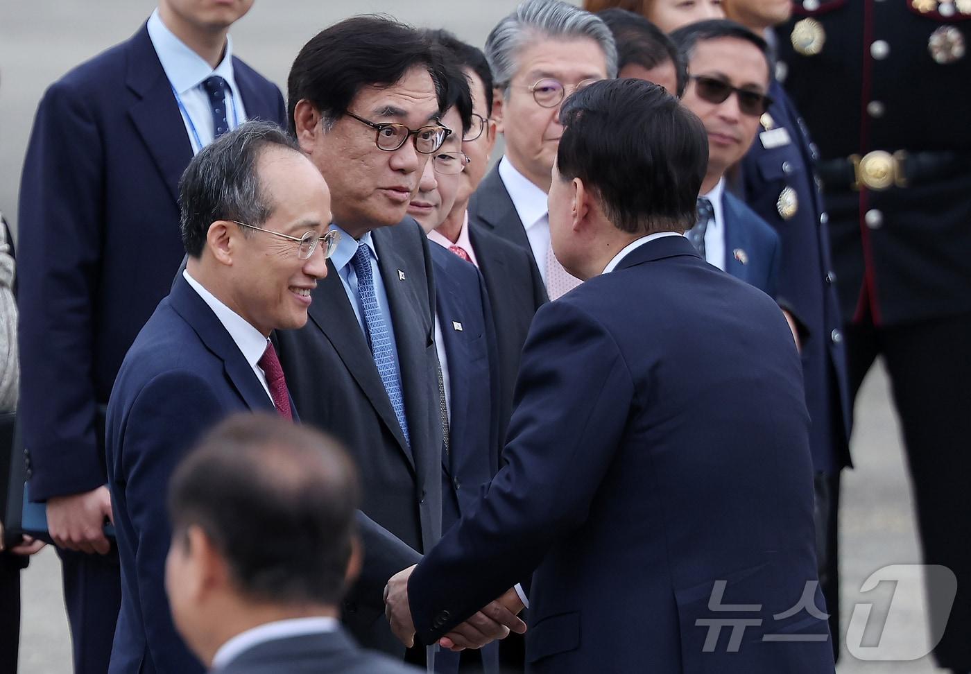 윤석열 대통령이 6일 오전 경기 성남 서울공항에서 필리핀과 싱가포르 국빈 방문과 라오스에서 열리는 한·아세안&#40;ASEAN·동남아시아국가연합&#41; 정상회의 참석차 출국에 앞서 정진석 대통령실 비서실장과 인사를 나누고 있다. 윤 대통령은 이번 순방을 계기로 한-아세안&#40;ASEAN·동남아시아국가연합&#41; 간 투자분야를 비롯한 경제협력을 한층 확대하고, 아세안 정상회의에서 아세안 국가들과 포괄적 전략동반자 관계를 수립할 계획이다. 2024.10.6/뉴스1 ⓒ News1 김진환 기자