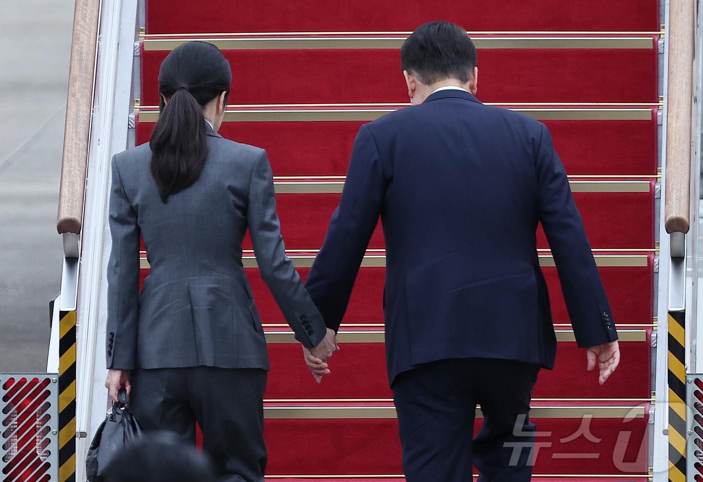 윤석열 대통령이 6일 오전 경기 성남 서울공항에서 필리핀과 싱가포르 국빈 방문과 라오스에서 열리는 한·아세안&#40;ASEAN·동남아시아국가연합&#41; 정상회의 참석차 출국하기 위해 공군 1호기에 탑승하고 있다. 윤 대통령은 이번 순방을 계기로 한-아세안&#40;ASEAN·동남아시아국가연합&#41; 간 투자분야를 비롯한 경제협력을 한층 확대하고, 아세안 정상회의에서 아세안 국가들과 포괄적 전략동반자 관계를 수립할 계획이다. 2024.10.6/뉴스1 ⓒ News1 김진환 기자