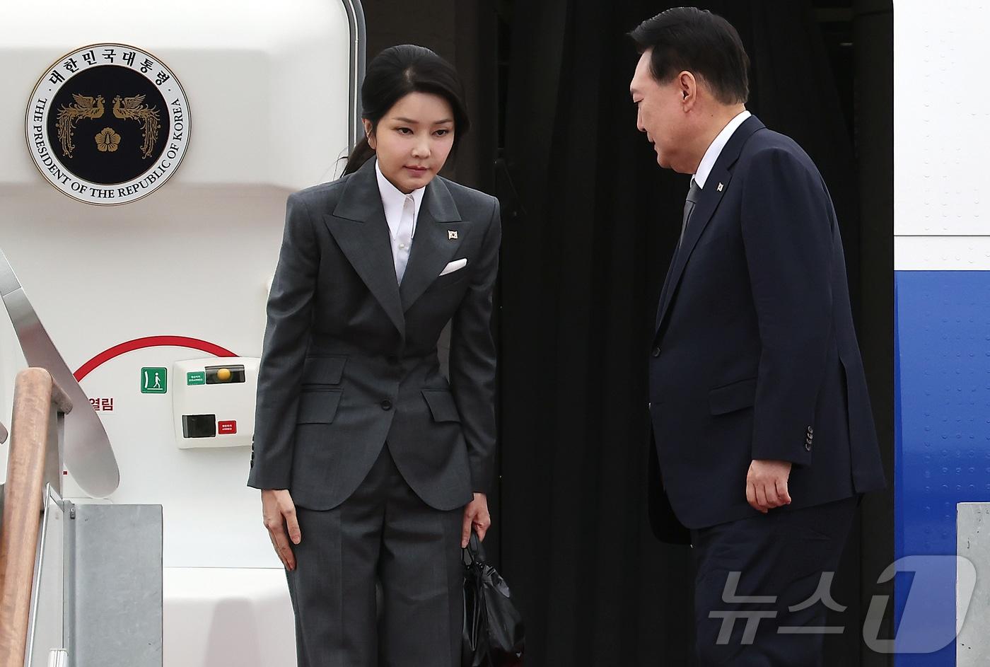 김건희 여사가 6일 오전 경기 성남 서울공항에서 필리핀과 싱가포르 국빈 방문과 라오스에서 열리는 한·아세안&#40;ASEAN·동남아시아국가연합&#41; 정상회의 참석차 출국하기 위해 공군 1호기에 올라 인사하고 있다./뉴스1 ⓒ News1 김진환 기자