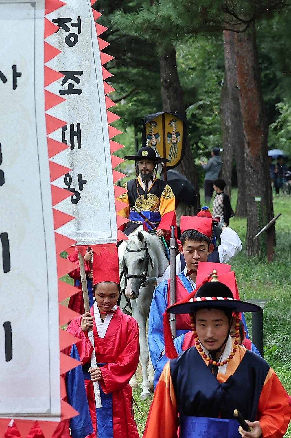 &#39;2024 정조대왕 능행차 공동재현&#39; 행사가 열린 6일 오후 경기 수원시 장안구 노송지대에서 능행차 행렬이 화성행궁으로 향하고 있다. 2024.10.6/뉴스1 ⓒ News1 김진환 기자