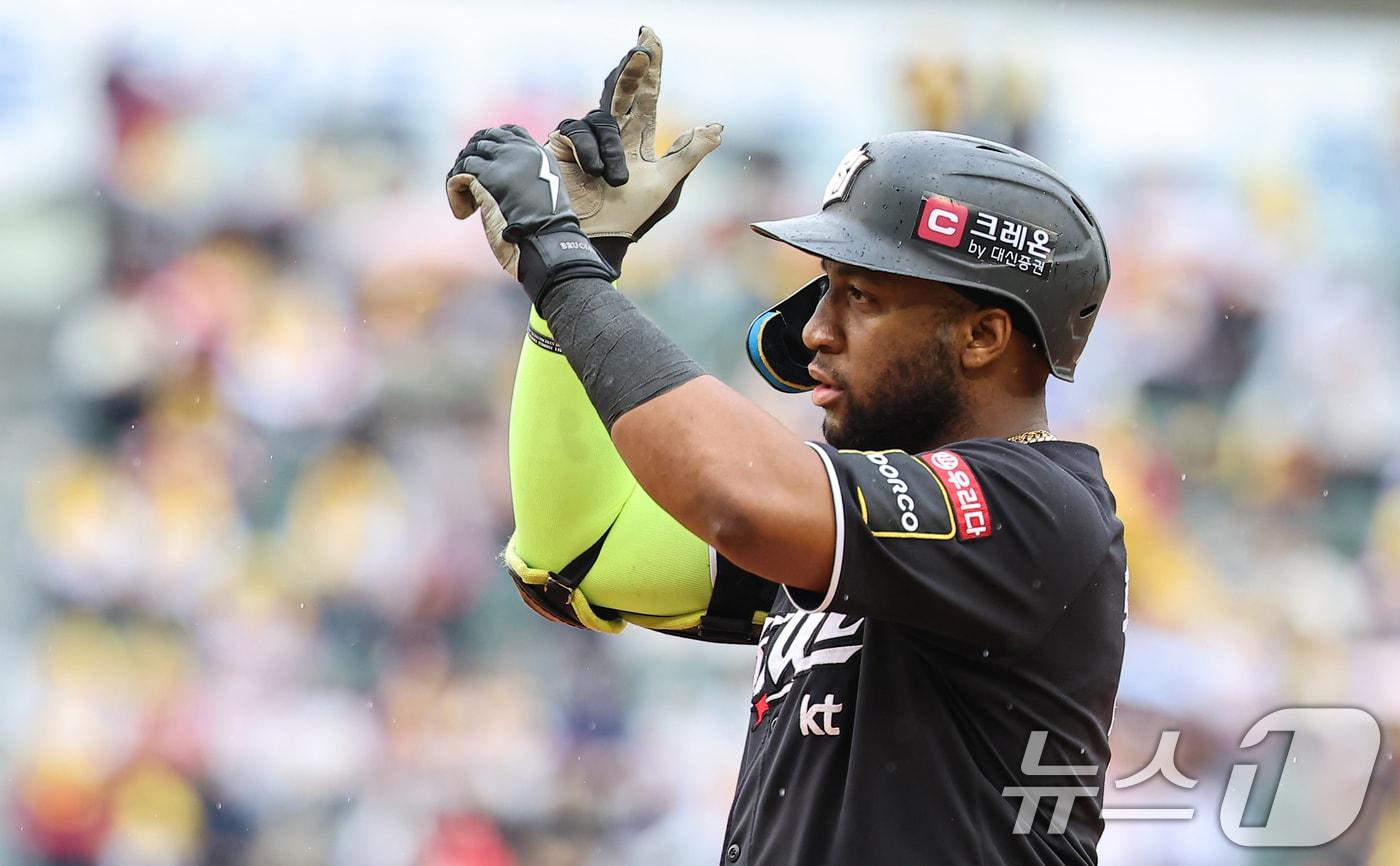 6일 오후 서울 송파구 잠실야구장에서 열린 프로야구 &#39;2024 신한 SOL 뱅크 KBO 포스트시즌&#39; 준플레이오프 2차전 kt 위즈와 LG 트윈스의 경기, 3회초 무사 1루 상황에서 kt 로하스가 안타를 치고 기뻐하고 있다. 2024.10.6/뉴스1 ⓒ News1 김도우 기자