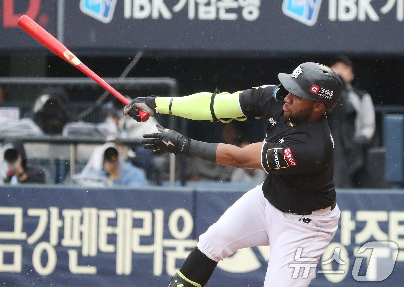 6일 오후 서울 송파구 잠실야구장에서 열린 프로야구 &#39;2024 신한 SOL 뱅크 KBO 포스트시즌&#39; 준플레이오프 2차전 kt 위즈와 LG 트윈스의 경기 3회초 무사 1루 상황 KT 로하스가 LG 임찬규를 상대로 안타를 치고 있다. 2024.10.6/뉴스1 ⓒ News1 임세영 기자