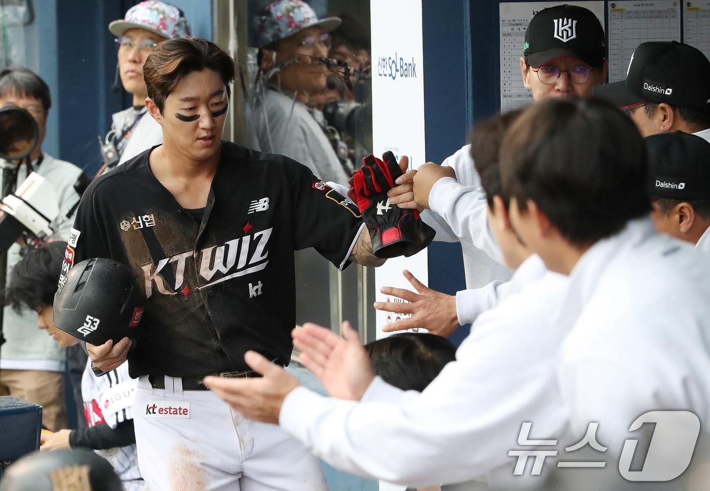 6일 오후 서울 송파구 잠실야구장에서 열린 프로야구 &#39;2024 신한 SOL 뱅크 KBO 포스트시즌&#39; 준플레이오프 2차전 kt 위즈와 LG 트윈스의 경기 3회초 1사 1,3루 상황 KT 강백호의 희생플라이에 득점한 3루주자 김민혁이 더그아웃에서 동료들과 하이파이브를 나누고 있다. 2024.10.6/뉴스1 ⓒ News1 임세영 기자