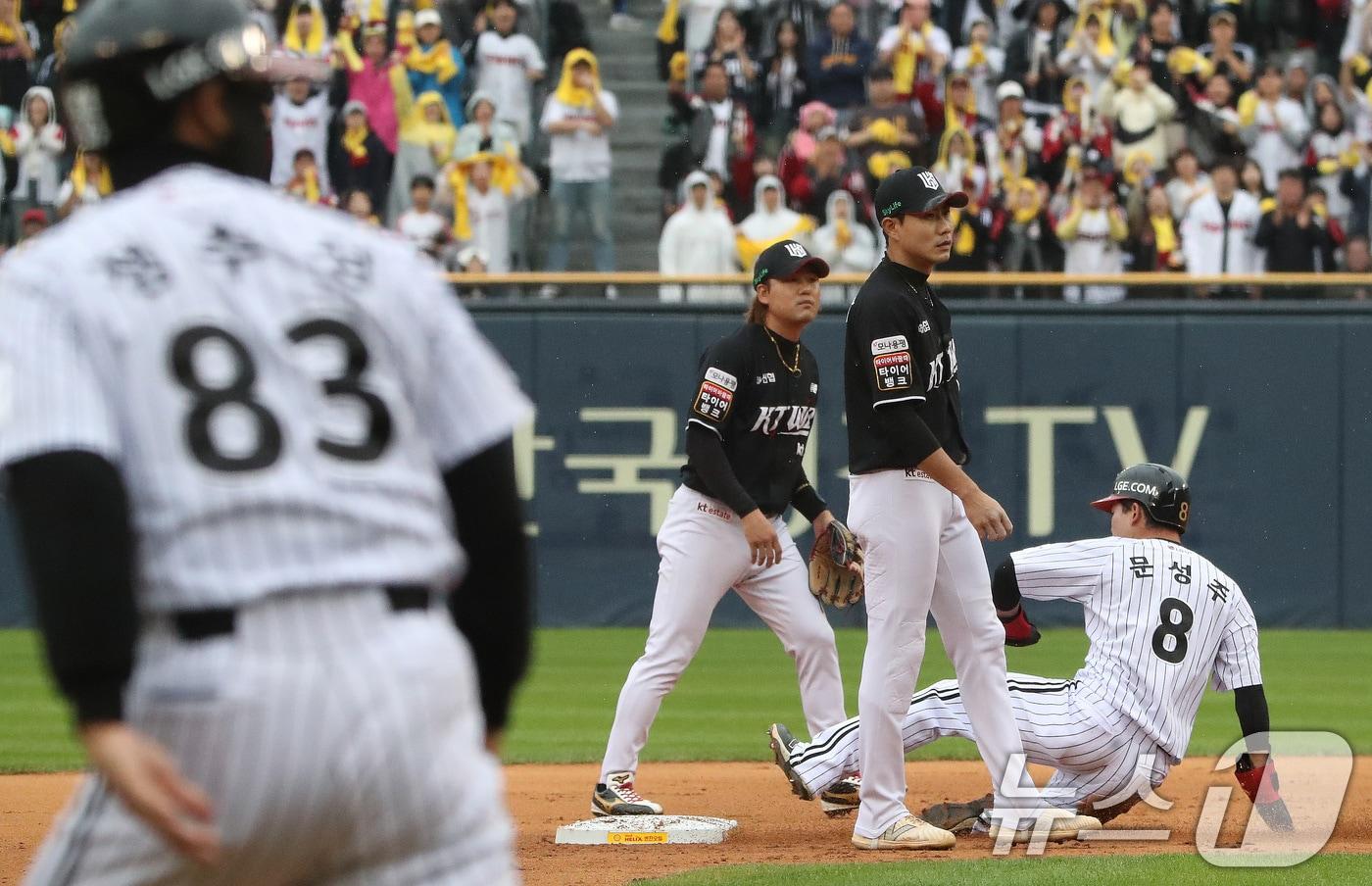 6일 오후 서울 송파구 잠실야구장에서 열린 프로야구 &#39;2024 신한 SOL 뱅크 KBO 포스트시즌&#39; 준플레이오프 2차전 kt 위즈와 LG 트윈스의 경기 3회말 무사 1,2루 상황 LG 문성주가 박해민과 함께 더블스틸을 하고 있다. 2024.10.6/뉴스1 ⓒ News1 임세영 기자