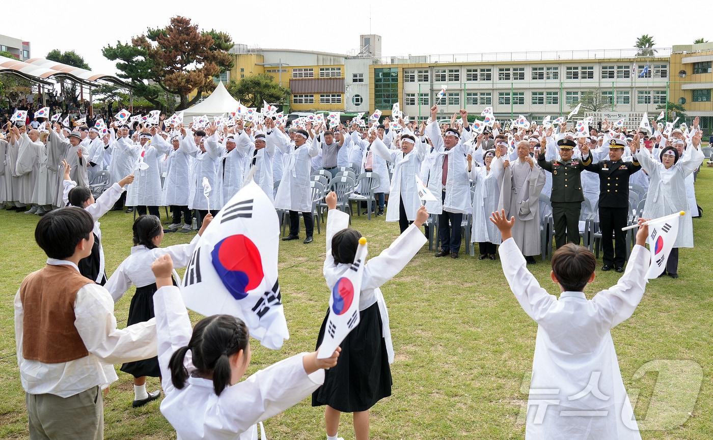 6일 제주 서귀포시 중문중학교에서 열린 무오 법정사 항일항쟁 106주기 기념식에서 참석자들이 만세 삼창을 하고 있다.&#40;제주특별자치도 제공&#41;