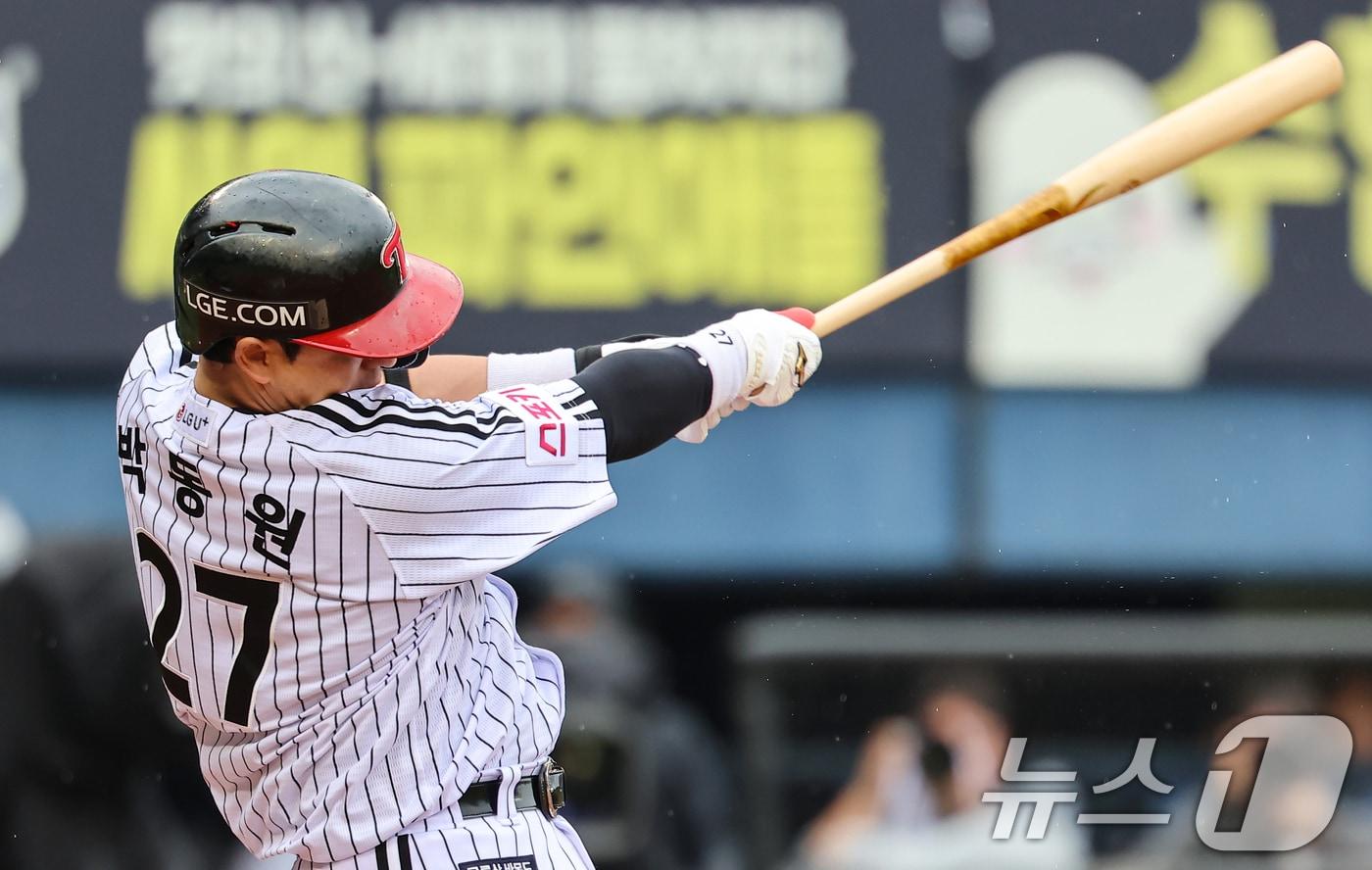 6일 오후 서울 송파구 잠실야구장에서 열린 프로야구 &#39;2024 신한 SOL 뱅크 KBO 포스트시즌&#39; 준플레이오프 2차전 kt 위즈와 LG 트윈스의 경기, 4회말 1사 3루 상황에서 LG 박동원이 1타점 2루타를 치고 있다. 2024.10.6/뉴스1 ⓒ News1 김도우 기자