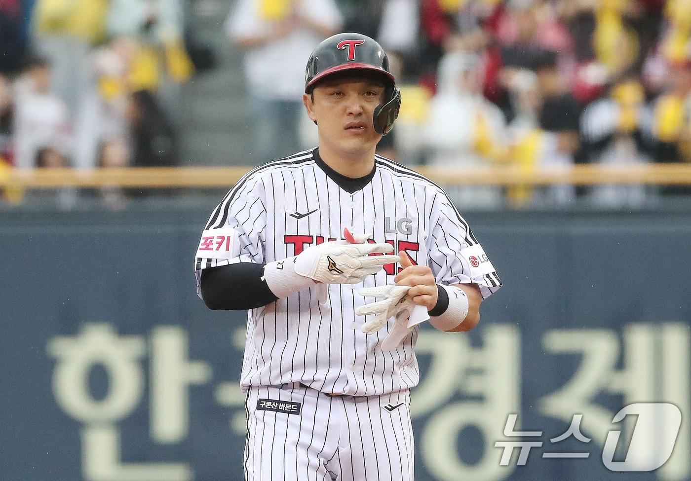 6일 오후 서울 송파구 잠실야구장에서 열린 프로야구 &#39;2024 신한 SOL 뱅크 KBO 포스트시즌&#39; 준플레이오프 2차전 kt 위즈와 LG 트윈스의 경기 4회말 1사 3루 상황 LG 박동원이 역전 1타점 적시 2루타를 치고 세이프 되고 있다. 2024.10.6/뉴스1 ⓒ News1 임세영 기자