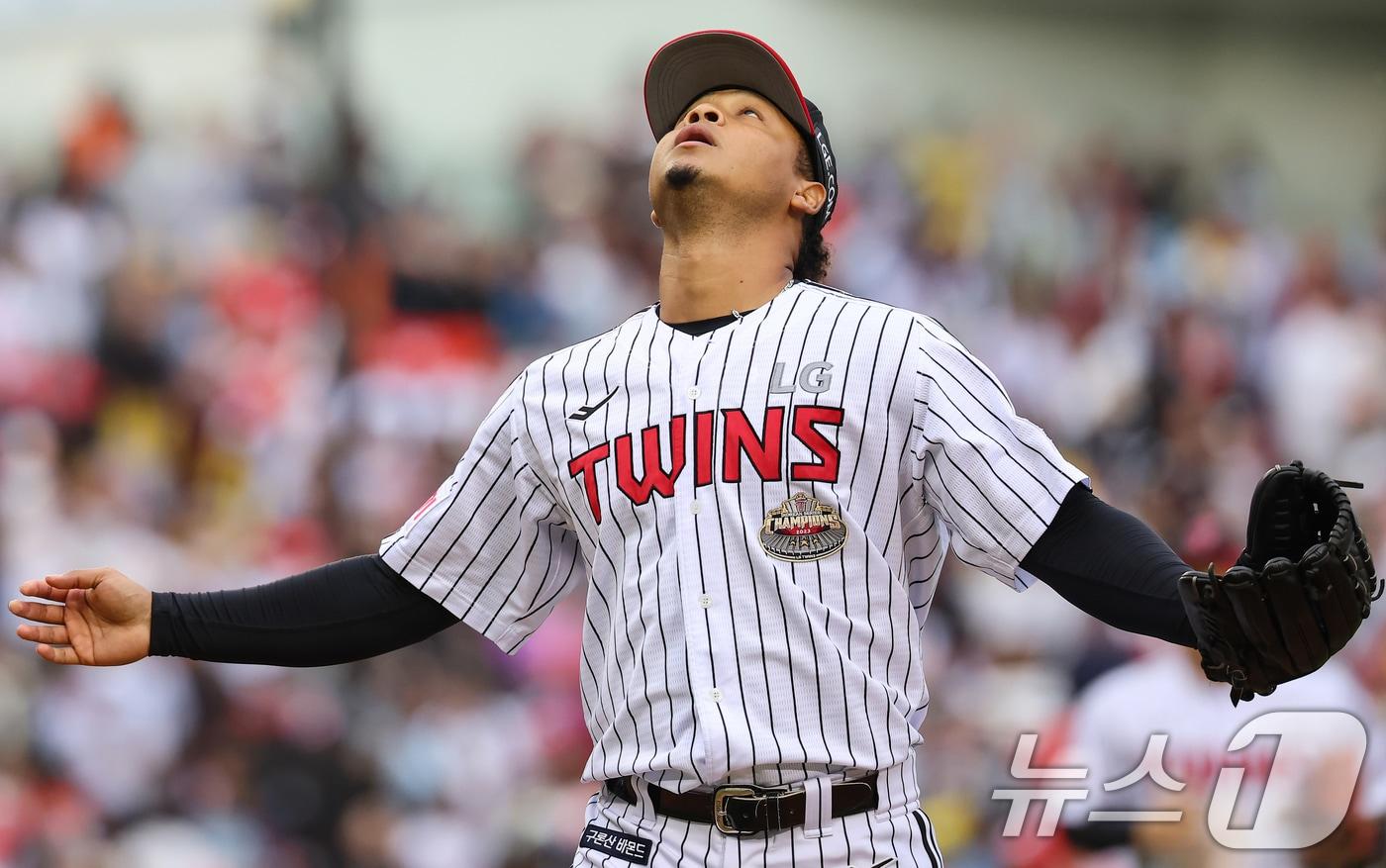 6일 오후 서울 송파구 잠실야구장에서 열린 프로야구 &#39;2024 신한 SOL 뱅크 KBO 포스트시즌&#39; 준플레이오프 2차전 kt 위즈와 LG 트윈스의 경기, LG 에르난데스가 6회초 등판해 무실점으로 마무리 후 덕아웃을 향하고 있다. 2024.10.6/뉴스1 ⓒ News1 김도우 기자