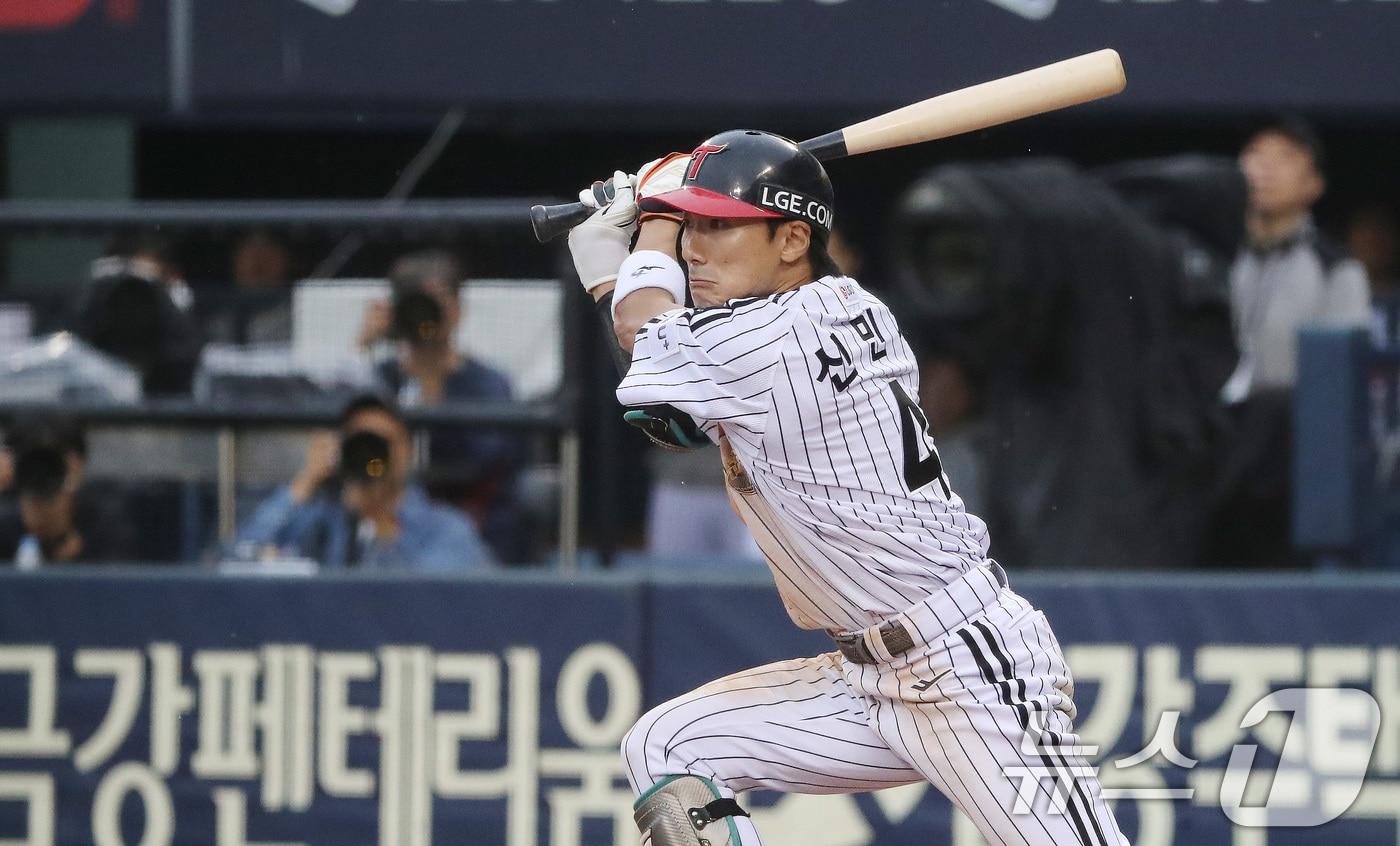 6일 오후 서울 송파구 잠실야구장에서 열린 프로야구 &#39;2024 신한 SOL 뱅크 KBO 포스트시즌&#39; 준플레이오프 2차전 kt 위즈와 LG 트윈스의 경기 6회말 1사 만루 상황 LG 신민재가 3타점 싹쓸이 적시 2루타를 치고 있다. 2024.10.6/뉴스1 ⓒ News1 임세영 기자