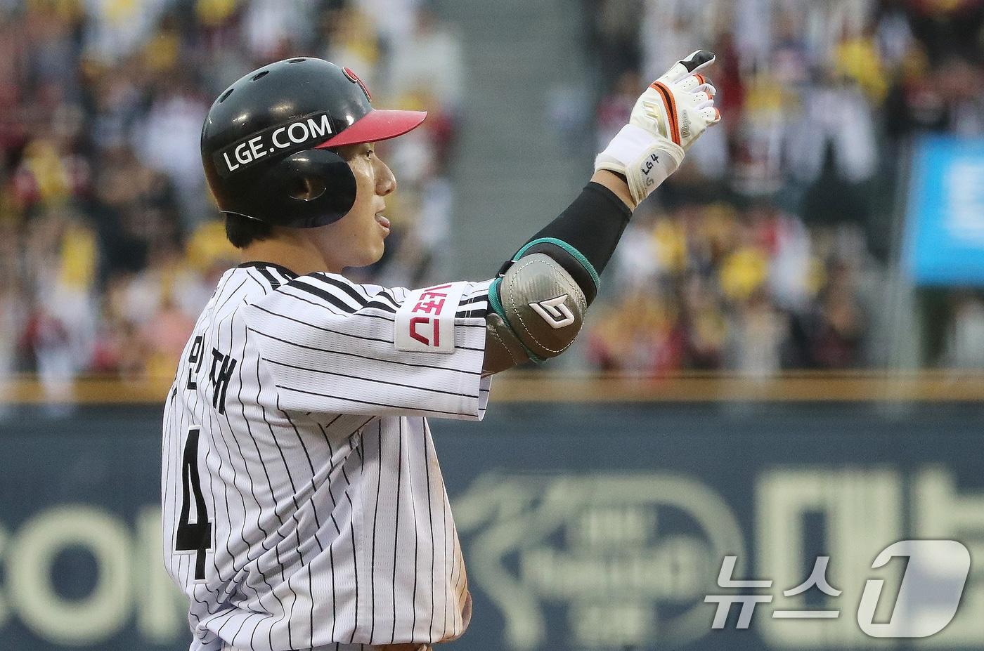 6일 오후 서울 송파구 잠실야구장에서 열린 프로야구 &#39;2024 신한 SOL 뱅크 KBO 포스트시즌&#39; 준플레이오프 2차전 kt 위즈와 LG 트윈스의 경기 6회말 1사 만루 상황 LG 신민재가 3타점 싹쓸이 적시 2루타를 치고 세리머니를 하고 있다. 2024.10.6/뉴스1 ⓒ News1 임세영 기자