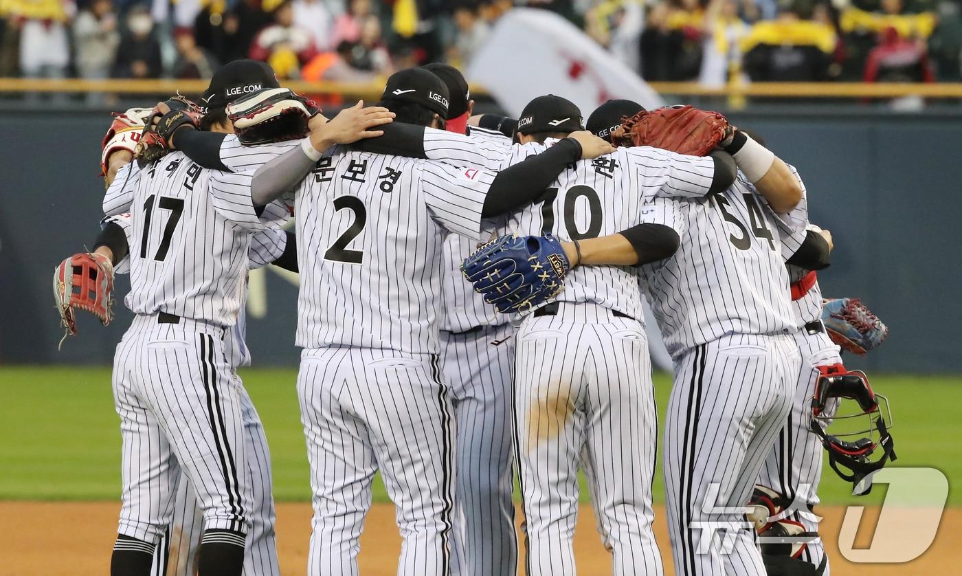 6일 오후 서울 송파구 잠실야구장에서 열린 프로야구 &#39;2024 신한 SOL 뱅크 KBO 포스트시즌&#39; 준플레이오프 2차전 kt 위즈와 LG 트윈스의 경기에서 LG 선수들이 승리를 결정 짓고 기뻐하고 있다. 이날 경기는 LG가 KT를 상대로 7-2로 승리했다. 2024.10.6/뉴스1 ⓒ News1 임세영 기자