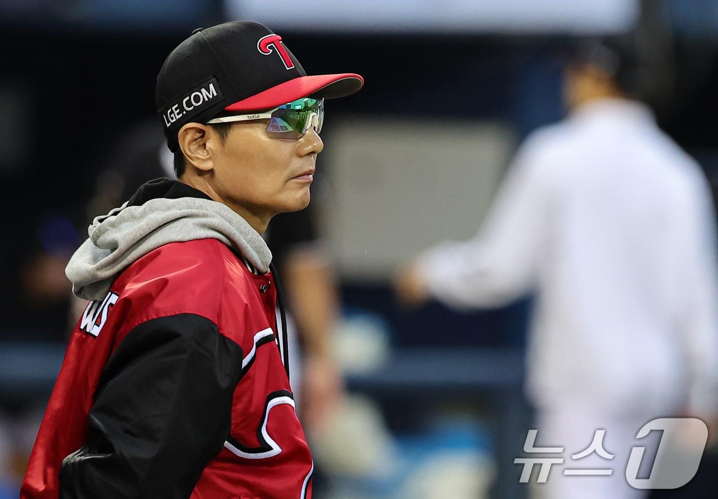 6일 오후 서울 송파구 잠실야구장에서 열린 프로야구 &#39;2024 신한 SOL 뱅크 KBO 포스트시즌&#39; 준플레이오프 2차전 kt 위즈와 LG 트윈스의 경기, 7대2 승리를 거둔 LG 염경엽 감독이 선수들을 격려하고 있다. 2024.10.6/뉴스1 ⓒ News1 김도우 기자