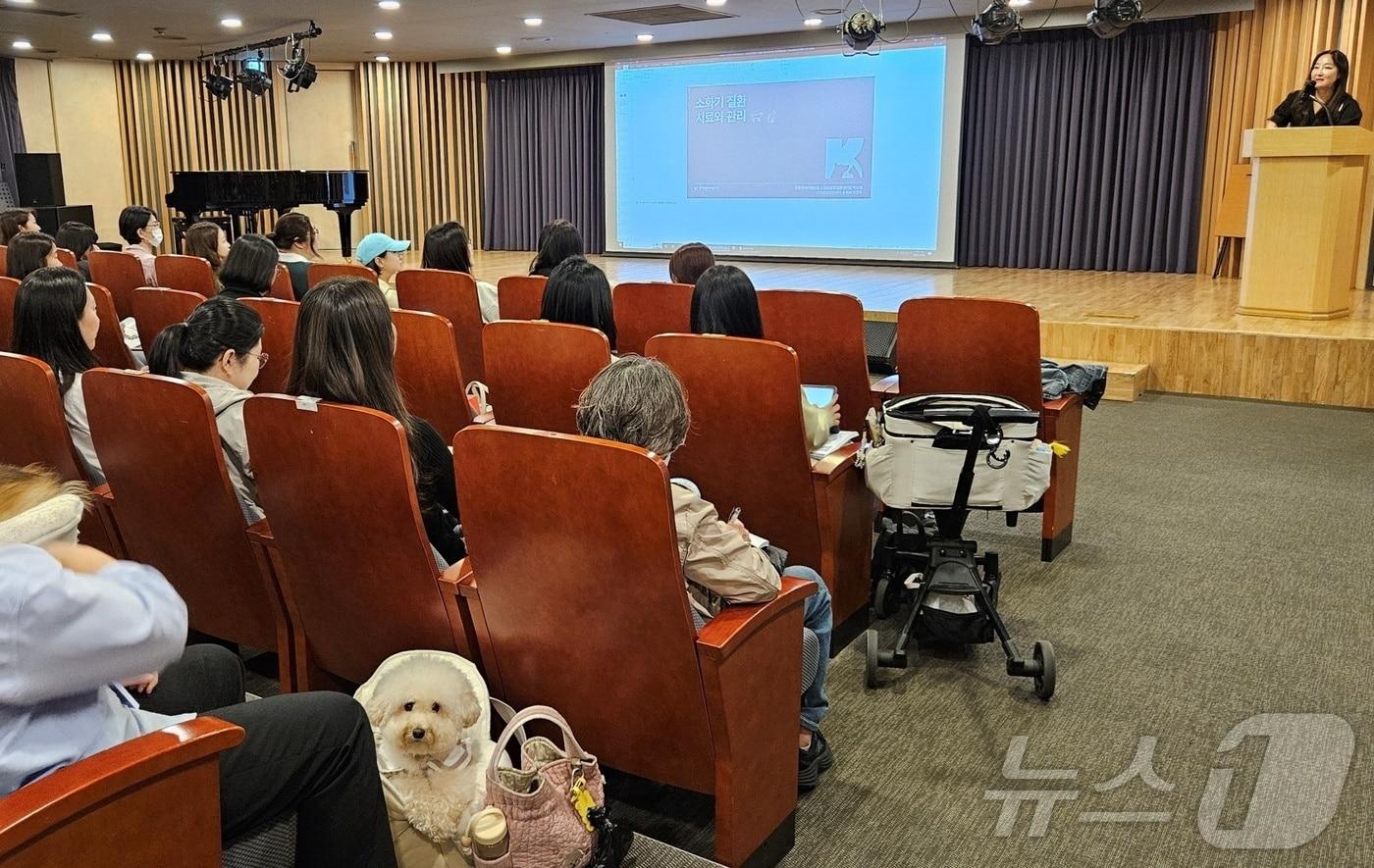 허지윤 한국반려동물영양연구소 부대표가 5일 서울 용산구 전자랜드 랜드홀에서 열린 제4회 내강내고 콘퍼런스에서 소개를 하고 있다&#40;내강내고 제공&#41;. ⓒ 뉴스1