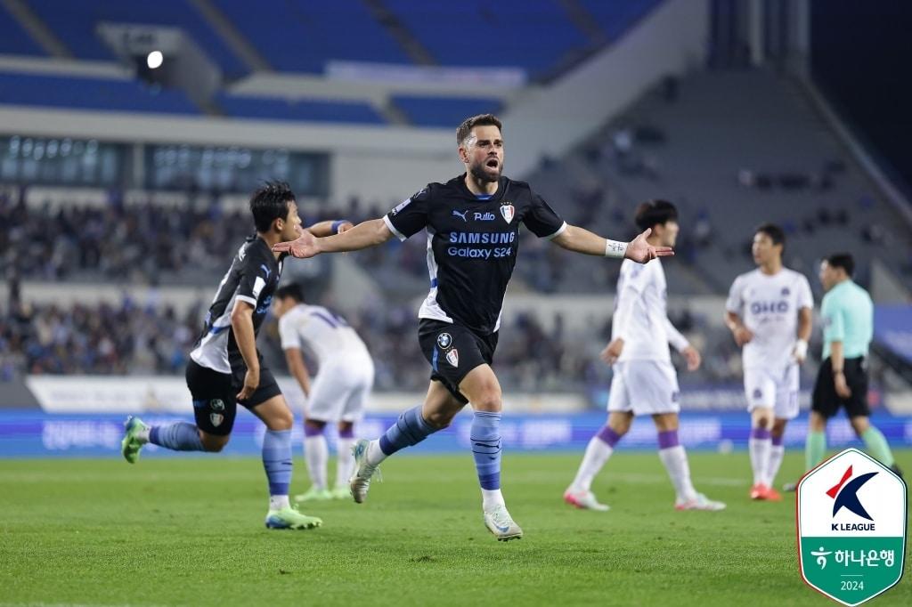 FC안양을 상대로 결승골을 넣은 수원 삼성의 피터. &#40;한국프로축구연맹 제공&#41;