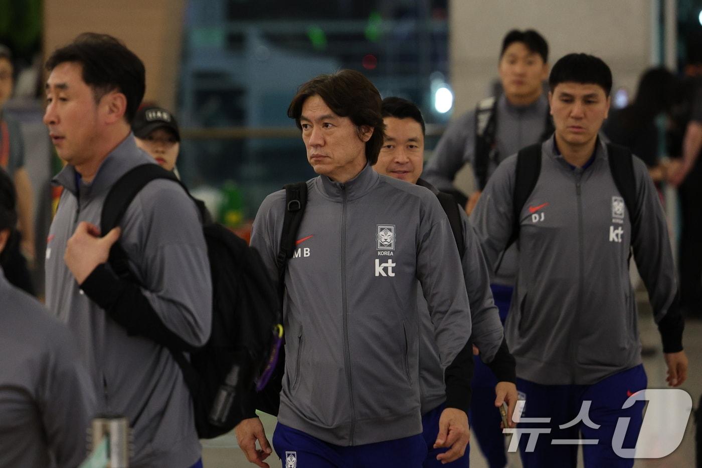 홍명보 대한민국 축구대표팀 감독이 6일 밤 인천국제공항 제1터미널을 통해 요르단으로 출국하고 있다. 대한민국 축구대표팀은 오는 10일 오후 11시&#40;한국시간&#41; 요르단과 2026 국제축구연맹&#40;FIFA&#41; 북중미 월드컵 아시아지역 3차 예선 B조 조별리그 3차전을 갖는다. 2024.10.6/뉴스1 ⓒ News1 장수영 기자