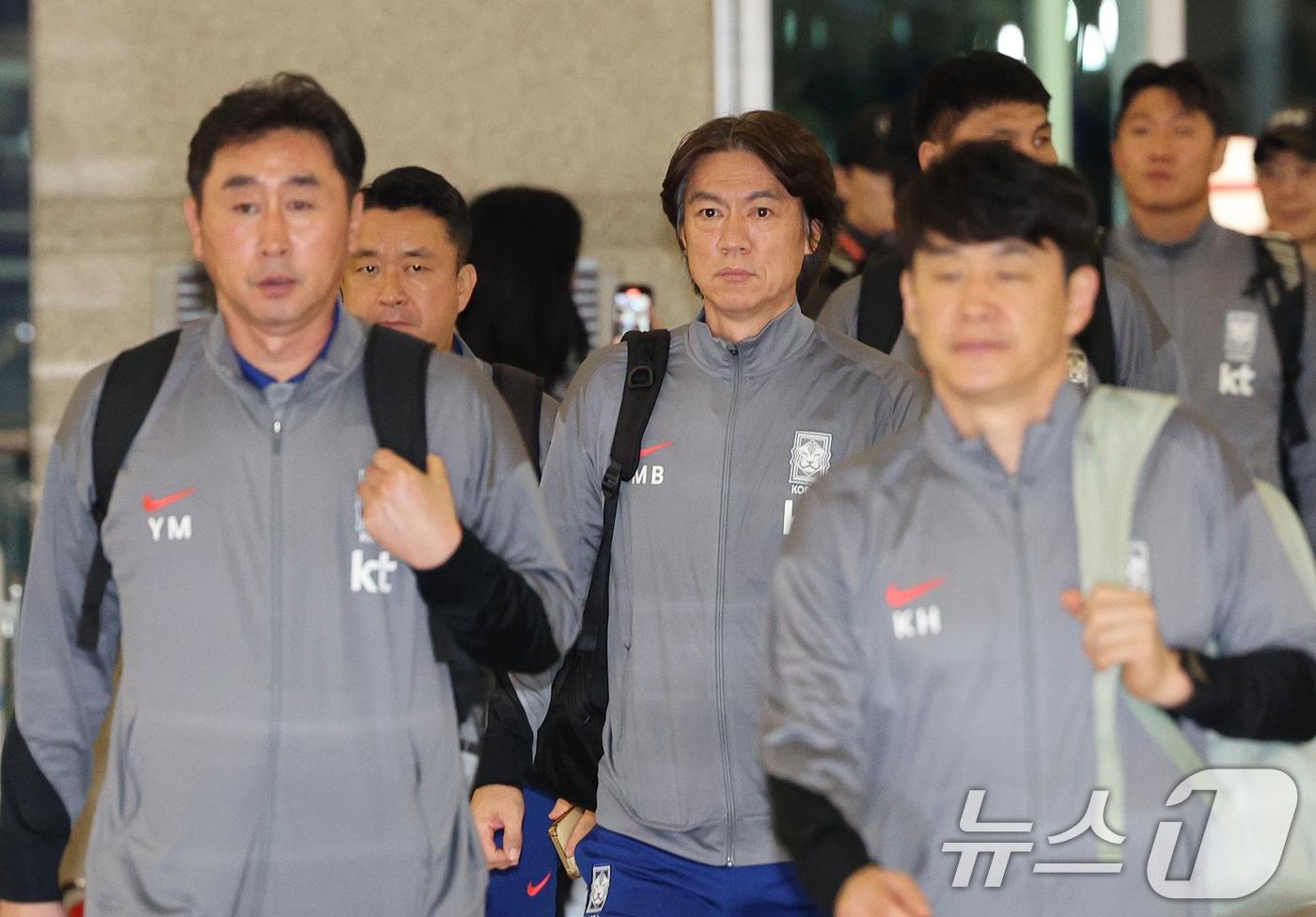 홍명보 대한민국 축구대표팀 감독이 6일 밤 인천국제공항 제1터미널을 통해 요르단으로 출국하고 있다. 대한민국 축구대표팀은 오는 10일 오후 11시&#40;한국시간&#41; 요르단과 2026 국제축구연맹&#40;FIFA&#41; 북중미 월드컵 아시아지역 3차 예선 3차전을 갖는다. 2024.10.6/뉴스1 ⓒ News1 장수영 기자