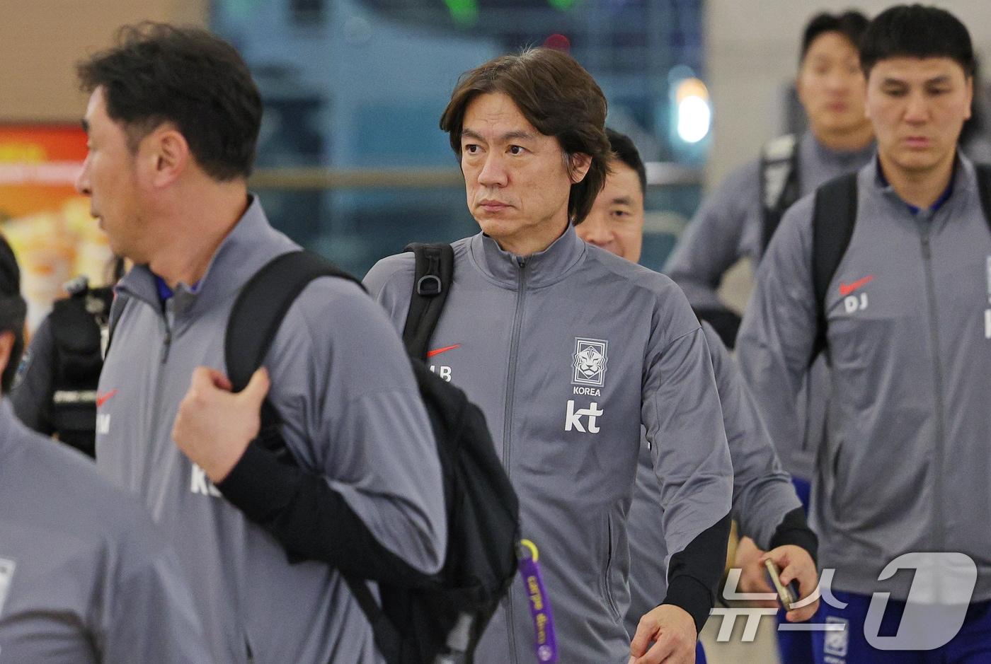 홍명보 대한민국 축구대표팀 감독이 6일 밤 인천국제공항 제1터미널을 통해 요르단으로 출국하고 있다. 대한민국 축구대표팀은 오는 10일 오후 11시&#40;한국시간&#41; 요르단과 2026 국제축구연맹&#40;FIFA&#41; 북중미 월드컵 아시아지역 3차 예선 3차전을 갖는다. 2024.10.6/뉴스1 ⓒ News1 장수영 기자