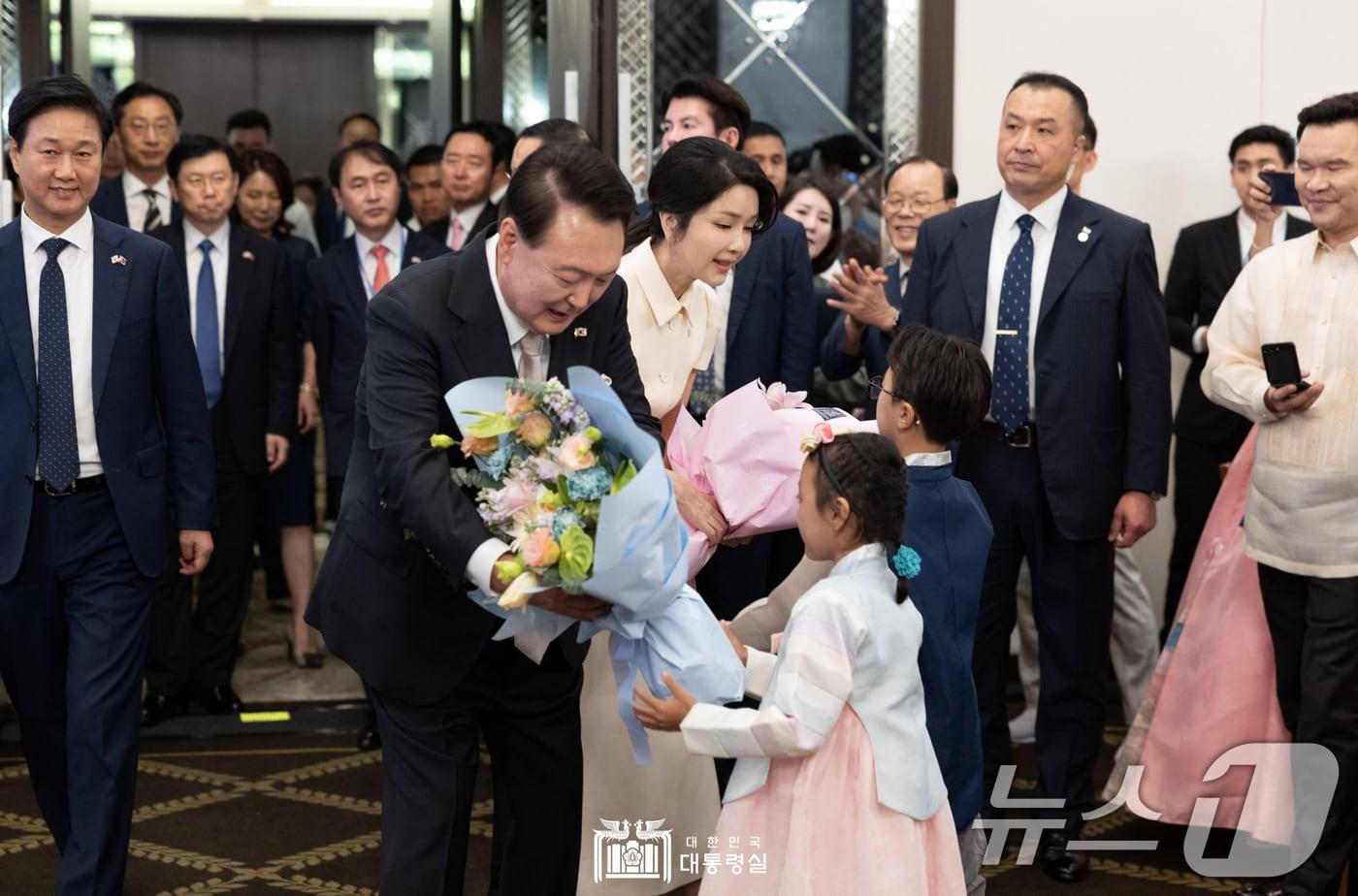 필리핀을 국빈 방문한 윤석열 대통령과 김건희 여사가 6일 오후&#40;현지시간&#41; 필리핀 마닐라 페닌슐라 호텔에서 열린 동포 만찬 간담회에 참석해 화동으로부터 꽃다발을 받고 있다. &#40;대통령실 홈페이지&#41; 2024.10.7/뉴스1 ⓒ News1 송원영 기자