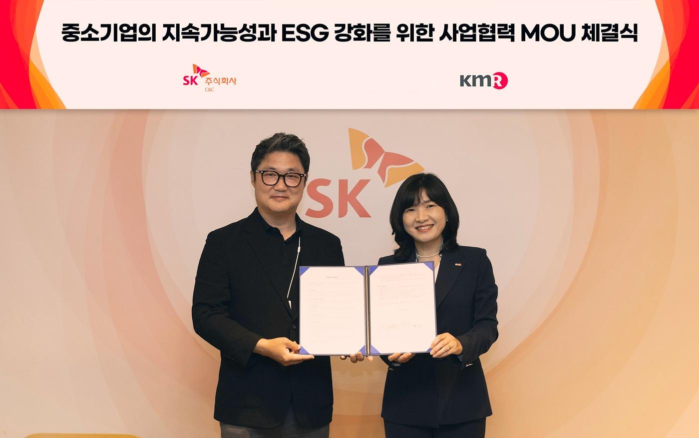 7일 성남시 분당구 SK u-타워에서 진행된 &#39;중소기업 지속가능성과 ESG 강화를 위한 사업협력 MOU 체결식&#39;. 신용운 SK C&C ESG전략담당&#40;왼쪽&#41;과 황은주 한국경영인증원&#40;KMR&#41; 대표.&#40;SK C&C 제공&#41;