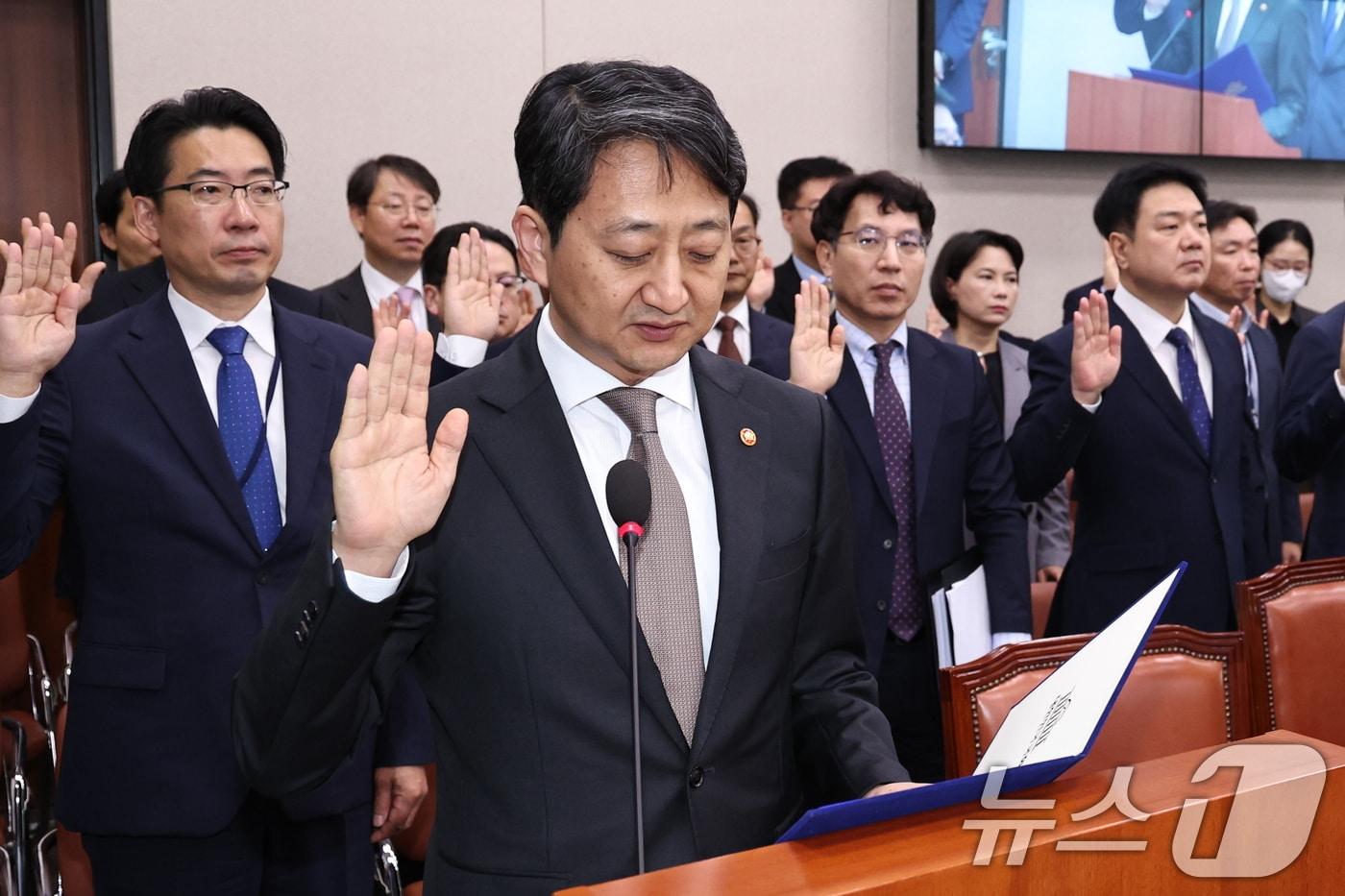 안덕근 산업통상자원부 장관이 7일 오전 서울 여의도 국회에서 열린 산업통상자원중소벤처기업위원회의 산업통산자원부에 대한 국정감사에 출석해 선서하고 있다. 2024.10.7/뉴스1 ⓒ News1 구윤성 기자