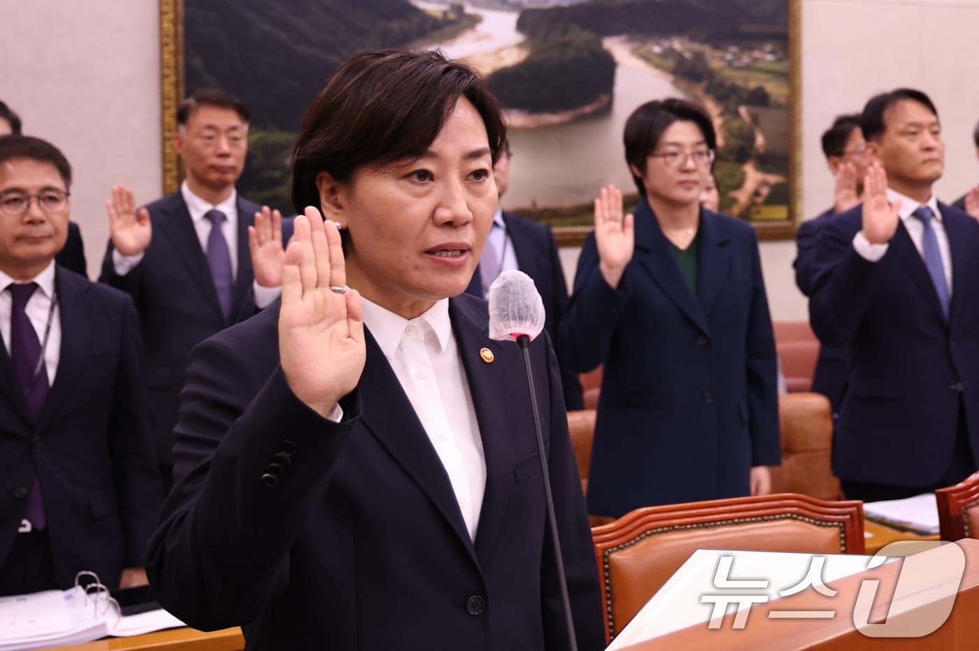 송미령 농림축산식품부 장관이 7일 오전 서울 여의도 국회에서 열린 농림축산식품해양수산위원회의 농림축산식품부에 대한 국정감사에 출석해 선서를 하고 있다. 2024.10.7/뉴스1 ⓒ News1 구윤성 기자