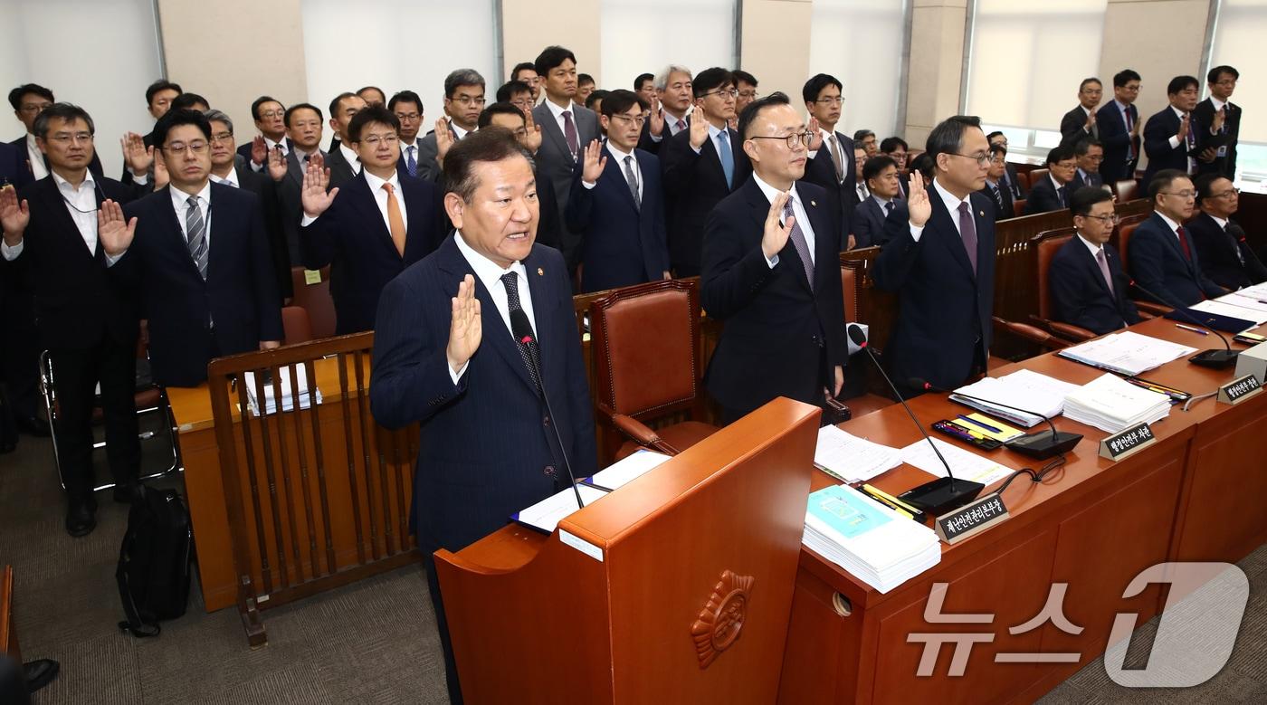 이상민 행정안전부 장관이 7일 오전 서울 여의도 국회 행정안전위원회 전체회의장에서 열린 행정안전부 등에 대한 국정감사에서 선서하고 있다. 2024.10.7/뉴스1 ⓒ News1 이광호 기자