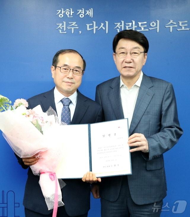 이연상 제7대 전주시설공단 이사장&#40;사진 왼쪽&#41;이 7일 우범기 시장으로부터 임명장을 받고, 공식 업무에 돌입했다.&#40;전주시 제공&#41;/뉴스1