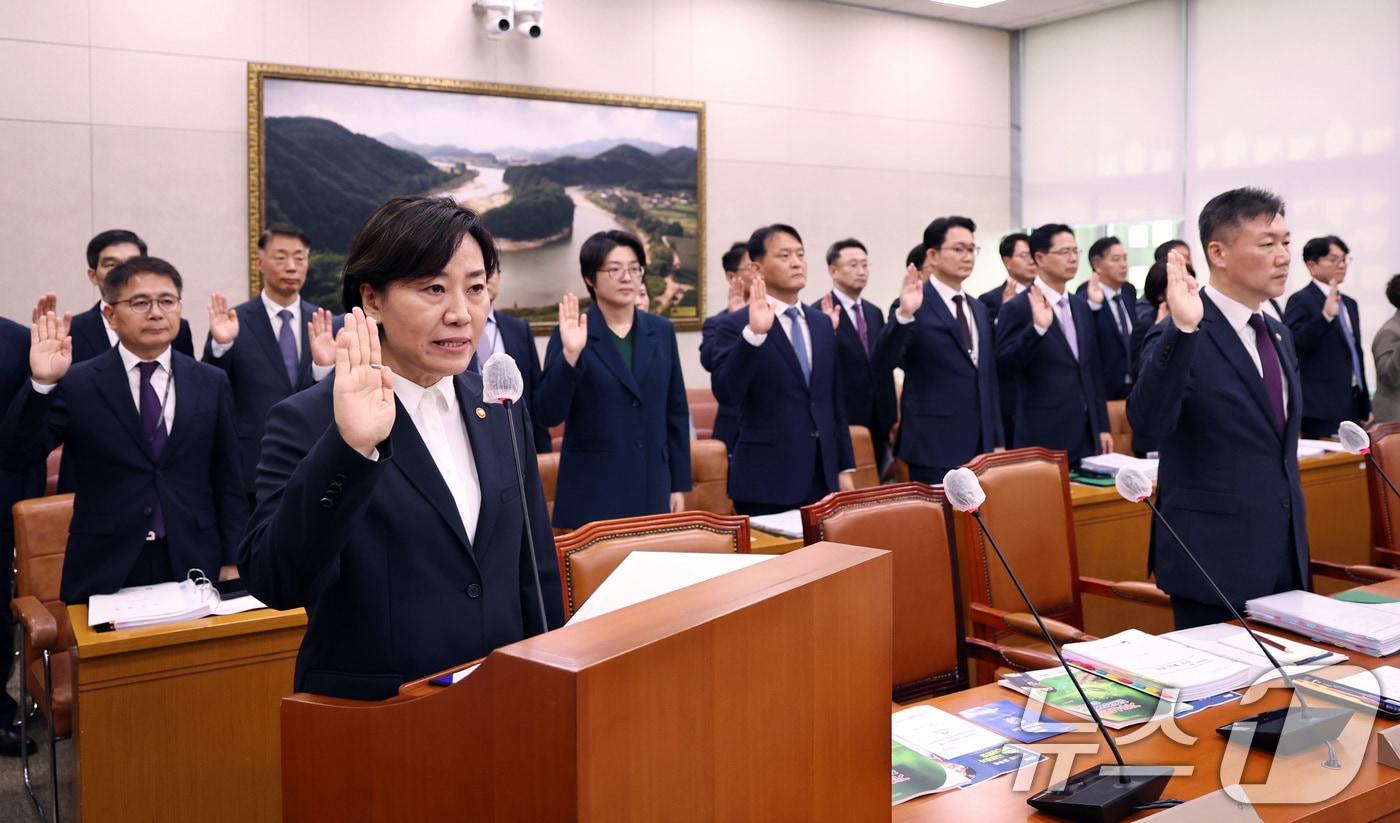 송미령 농림축산식품부 장관이 7일 오전 서울 여의도 국회에서 열린 농림축산식품해양수산위원회의 농림축산식품부에 대한 국정감사에 출석해 선서를 하고 있다. 2024.10.7/뉴스1 ⓒ News1 구윤성 기자