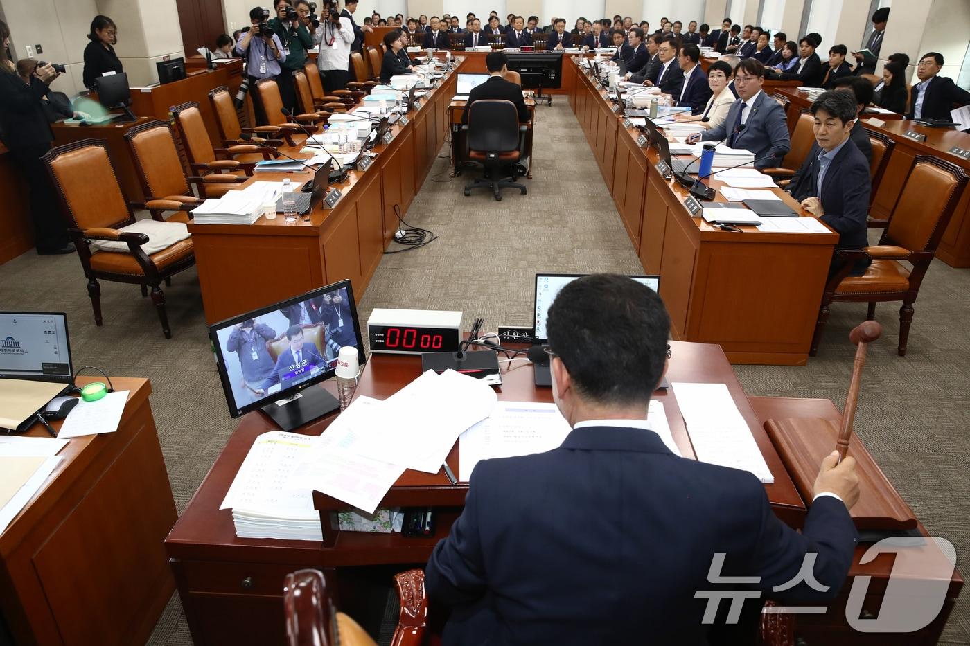 신정훈 국회 행안위원장이 7일 오전 서울 여의도 국회 행정안전위원회 전체회의장에서 열린 행정안전부 등에 대한 국정감사에서 의사봉을 두드리고 있다. 이날 국민의힘 의원들은 신 위원장이 불출석 사유서를 제출하지 않고 국감 출석을 회피한 &#39;대통령 관저 증축&#39;의혹 증인인 21그램 김태영, 이승만 대표에 대한 동행명령장을 발부하자 항의하며 퇴장해 자리가 비어 있다. 2024.10.7/뉴스1 ⓒ News1 이광호 기자