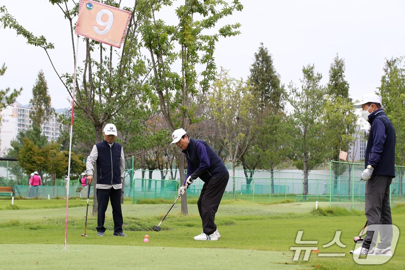 7일 오전 대구 수성구 고모동 팔현파크골프장에서 열린 &#39;제3회 대한노인회 수성구지회장배 파크골프대회&#39;에 출전한 어르신들이 실력을 겨루고 있다. 2024.10.7/뉴스1 ⓒ News1 공정식 기자