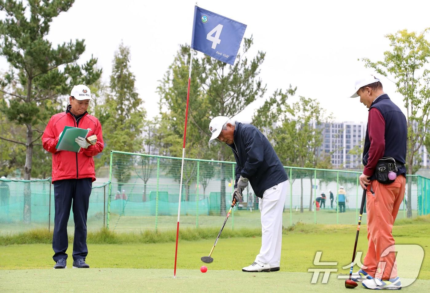 7일 오전 대구 수성구 고모동 팔현파크골프장에서 열린 &#39;제3회 대한노인회 수성구지회장배 파크골프대회&#39;에 출전한 어르신들이 실력을 겨루고 있다. 2024.10.7/뉴스1 ⓒ News1 공정식 기자