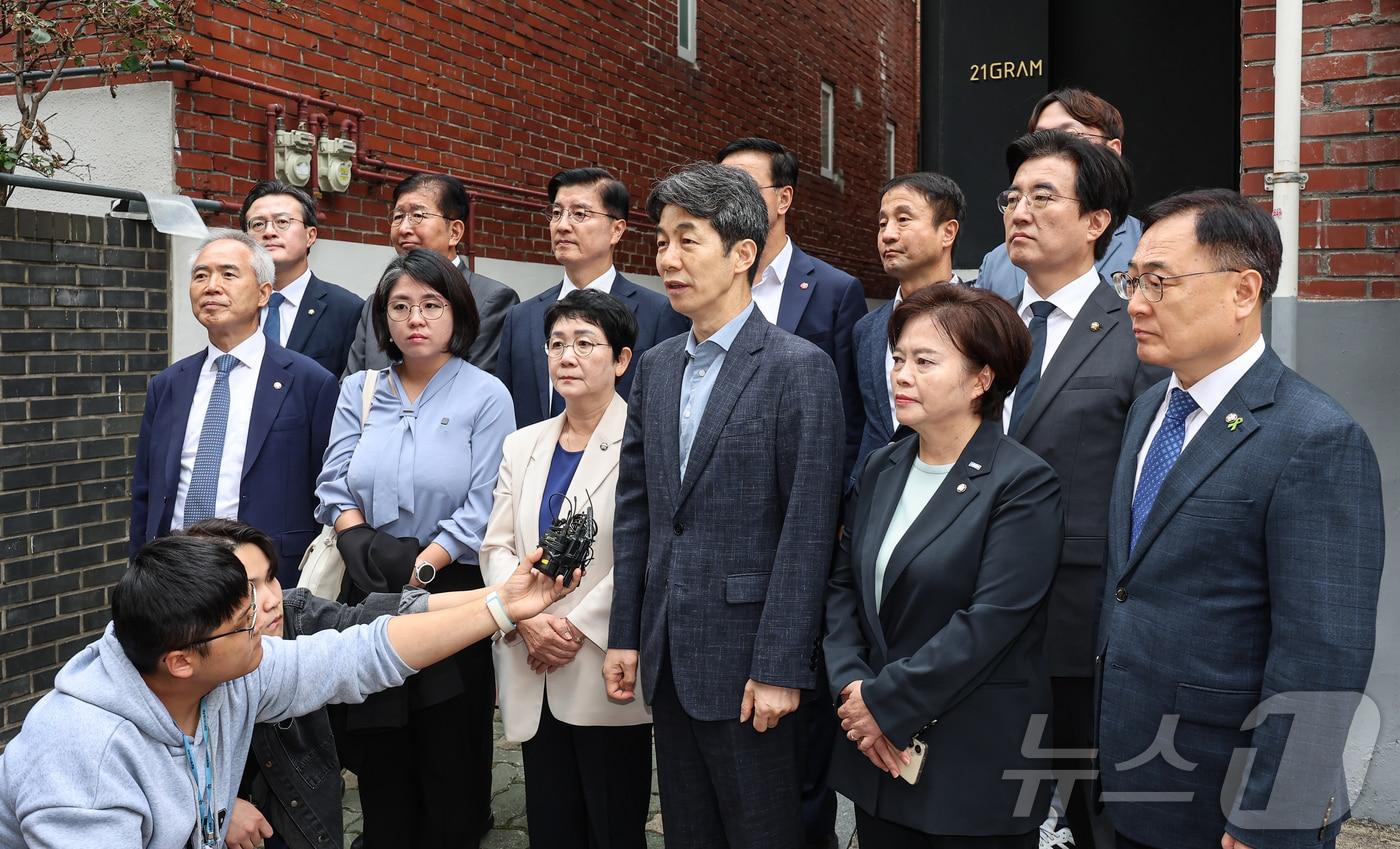 더불어민주당 윤건영 행정안전위원회 간사와 행안위 소속 야3당 의원들이 7일 서울 성동구 21그램 사무실 앞에서 대통령 관저 불법증축 및 구조공사와 관련한 국정감사 증인인 21그램 김태영, 이승만 대표에 대한 동행명령장 집행에 동참 후 취재진에 입장을 밝히고 있다. 2024.10.7/뉴스1 ⓒ News1 김도우 기자