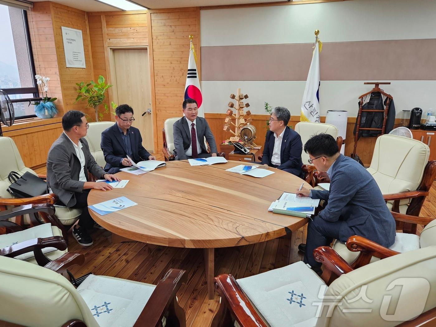 7일 박종우 거제시장이 산림청을 방문해 한·아세안 국가정원 조성사업 조기 착공을 위한 지원을 요청하고 있다.&#40;거제시 제공&#41;