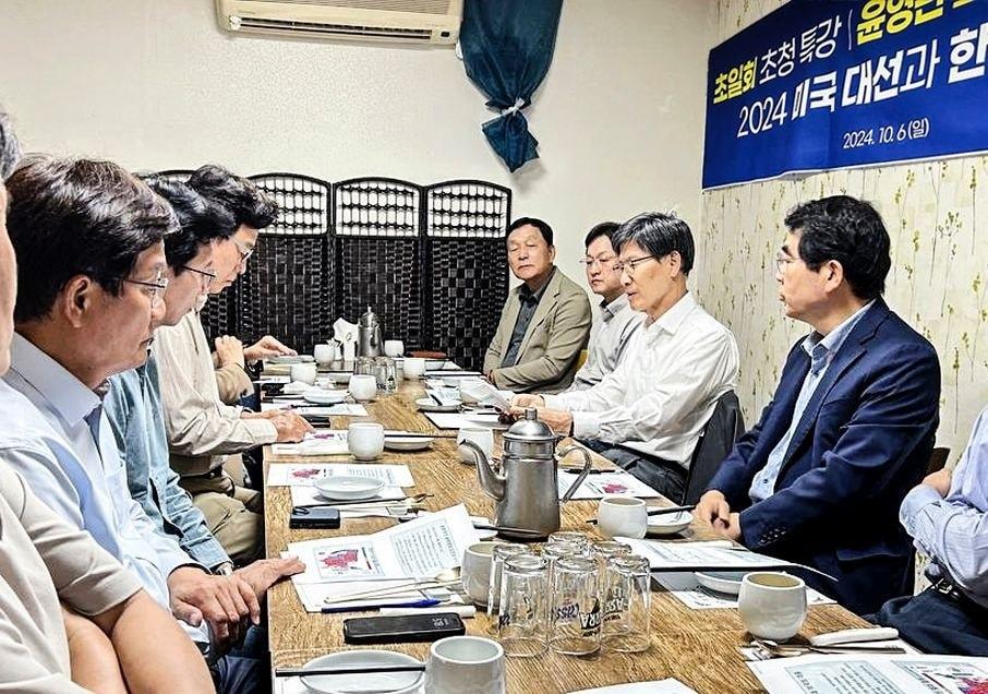 초일회가 6일 윤영관 전 외교통상부 장관을 초청해 &#39;2024 미국대선과 한반도 정세&#39;라는 주제로 특강 및 토론회를 개최했다.&#40;초일회 제공&#41;