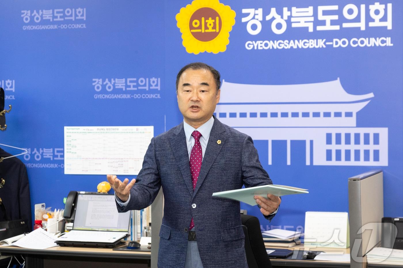 경북도의회 박규탁 수석대변인은 7일 의회 기자실에서 &#34;홍준표 대구시장이 경북 군위군 우보면에 TK신공항을 건설하자는 플랜B 방안 검토 지시는 대구공항 후적지 개발을 위한 특수목적법인&#40;SPC&#41; 설립이 불발되자 시선을 돌리고자 어거지를 쓰고 있다고 말하고 있다.