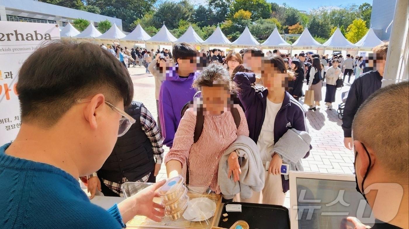 지난해 천안시청에서 열린 빵빵데이에 참여한 시민들이 길게 줄을 서 빵을 구매하고 있다. /뉴스1ⓒNews1 이시우 기자