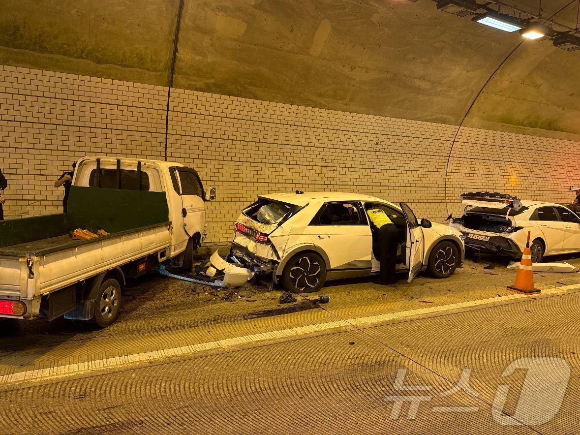 춘천 동산면 중앙고속도로 춘천 방향 원무1터널 사고 현장.&#40;강원도소방본부 제공&#41;