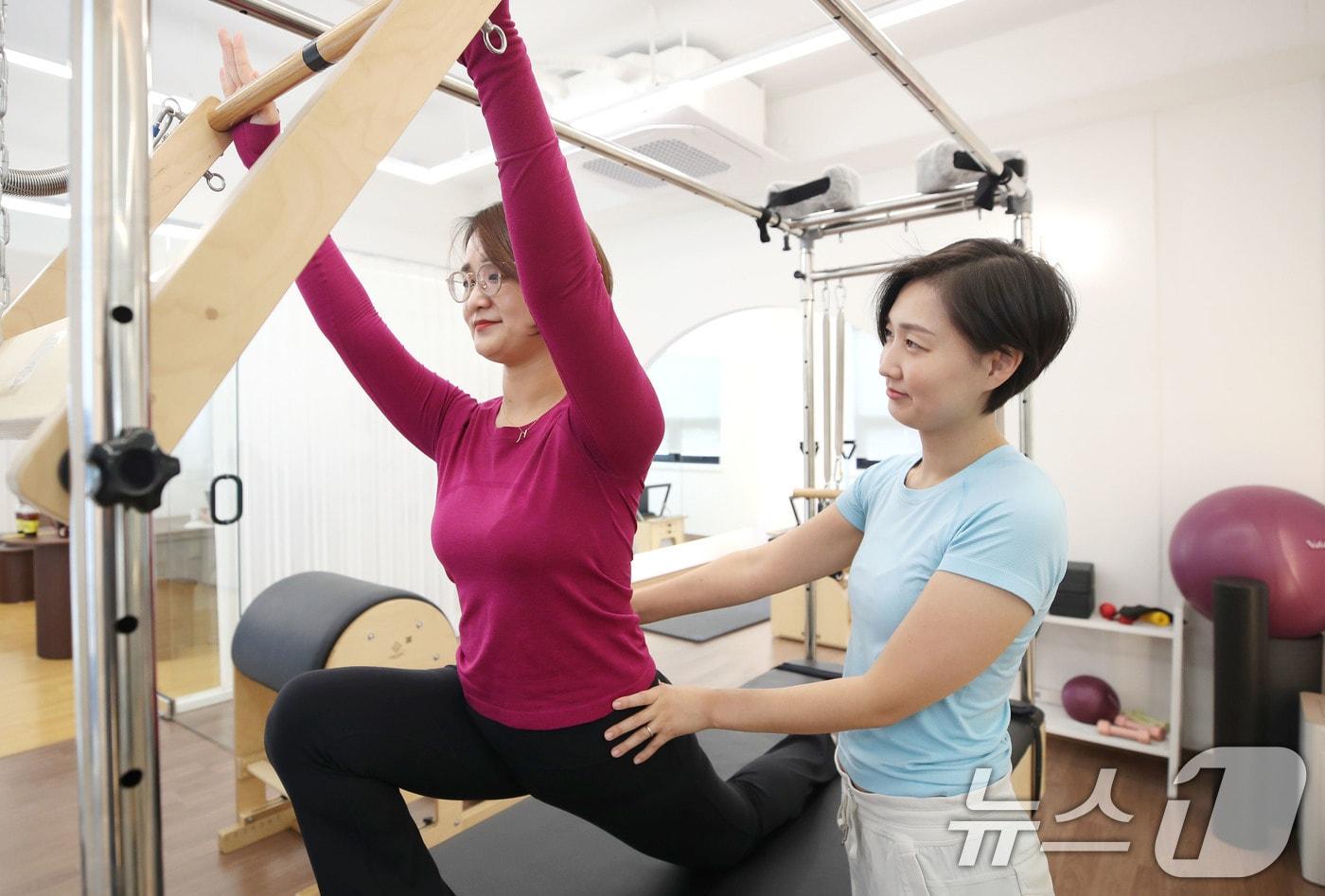 이호림·이가인 강사가 7일 경기도 남양주시 가운로 노아 필라테스에서 뉴스1과 인터뷰에 앞서 필라테스 시범을 보이고 있다. 2024.10.7/뉴스1 ⓒ News1 임세영 기자