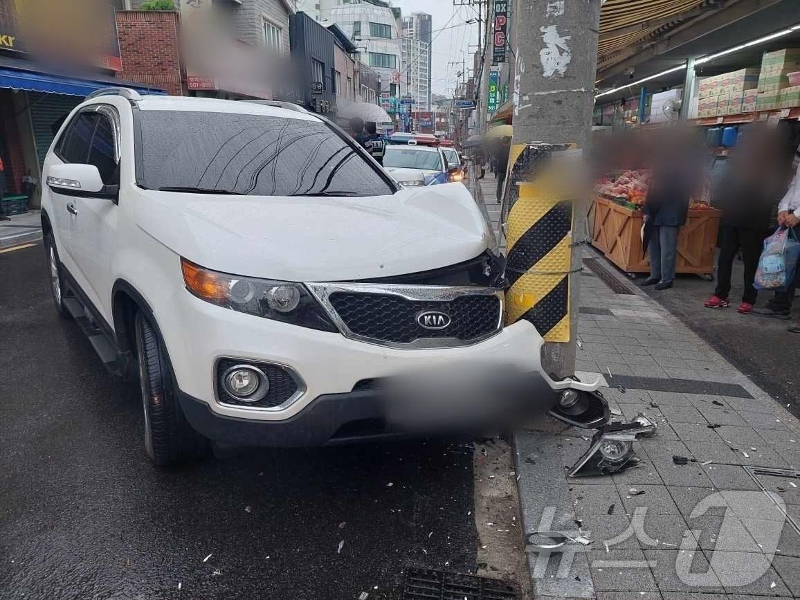 6일 오후 부산 동래구 사직동 SUV 차량 사고 현장.&#40;동래경찰서 제공&#41;