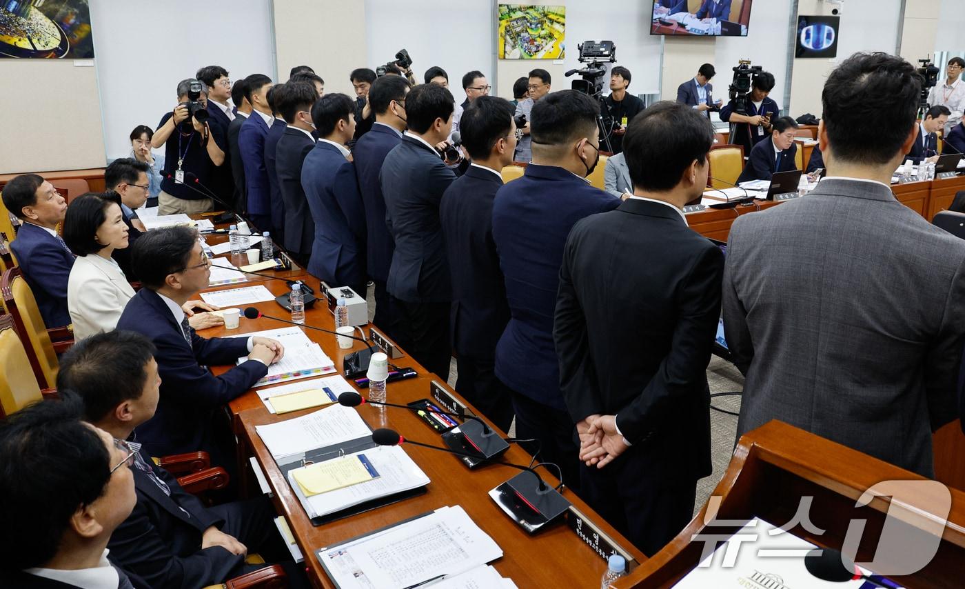 이진숙 방송통신위원회 위원장이 7일 오후 서울 여의도 국회 과학기술정보방송통신위원회에서 열린 방송통신위원회·방송통신사무소·시청자미디어재단·한국방송광고진흥공사 국정감사에서 방통위에 파견된 상태거나 파견됐다가 돌아간 사정기관 인사들을 보고 있다. 2024.10.7/뉴스1 ⓒ News1 안은나 기자