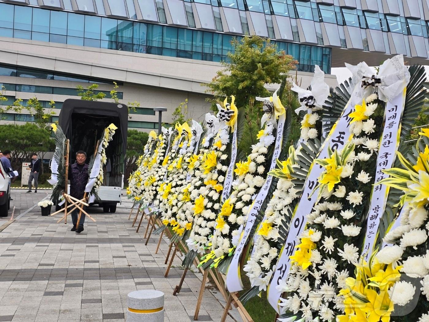 7일 오후 세종시의회 앞에 더불어민주당 의원들을 비판하는 내용의 근조화환이 놓여 있다. ⓒ News1 장동열 기자