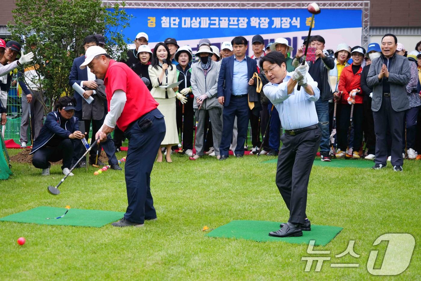 강기정 광주시장이 7일 오후 북구 첨단대상파크골프장 개장식에 참석해 내빈들과 시타를 하고 있다.&#40;광주시 제공&#41;2024.10.7/뉴스1