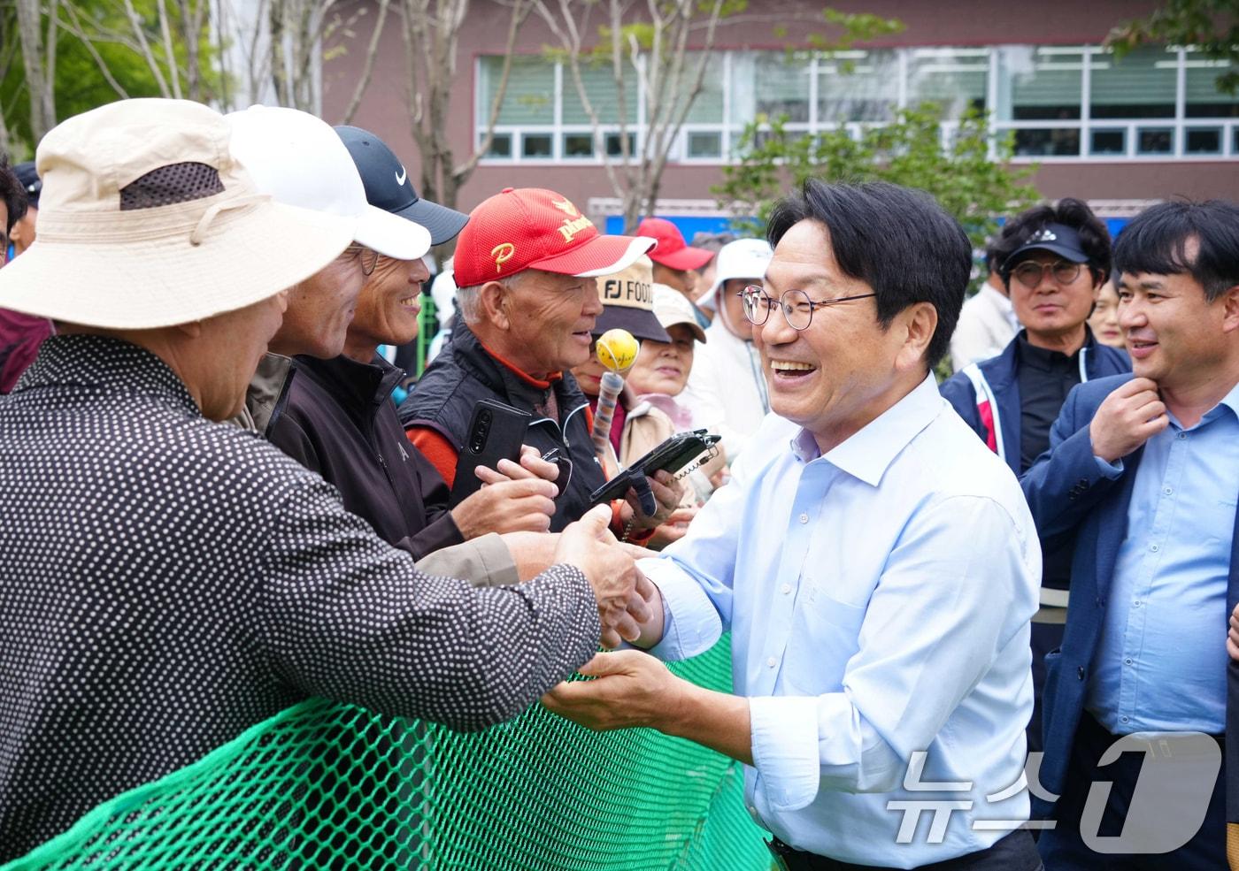 강기정 광주시장이 7일 오후 북구 첨단대상파크골프장 개장식에 참석해 동호인들과 인사를 나누고 있다.&#40;광주시 제공&#41;2024.10.7/뉴스1 ⓒ News1 박준배 기자