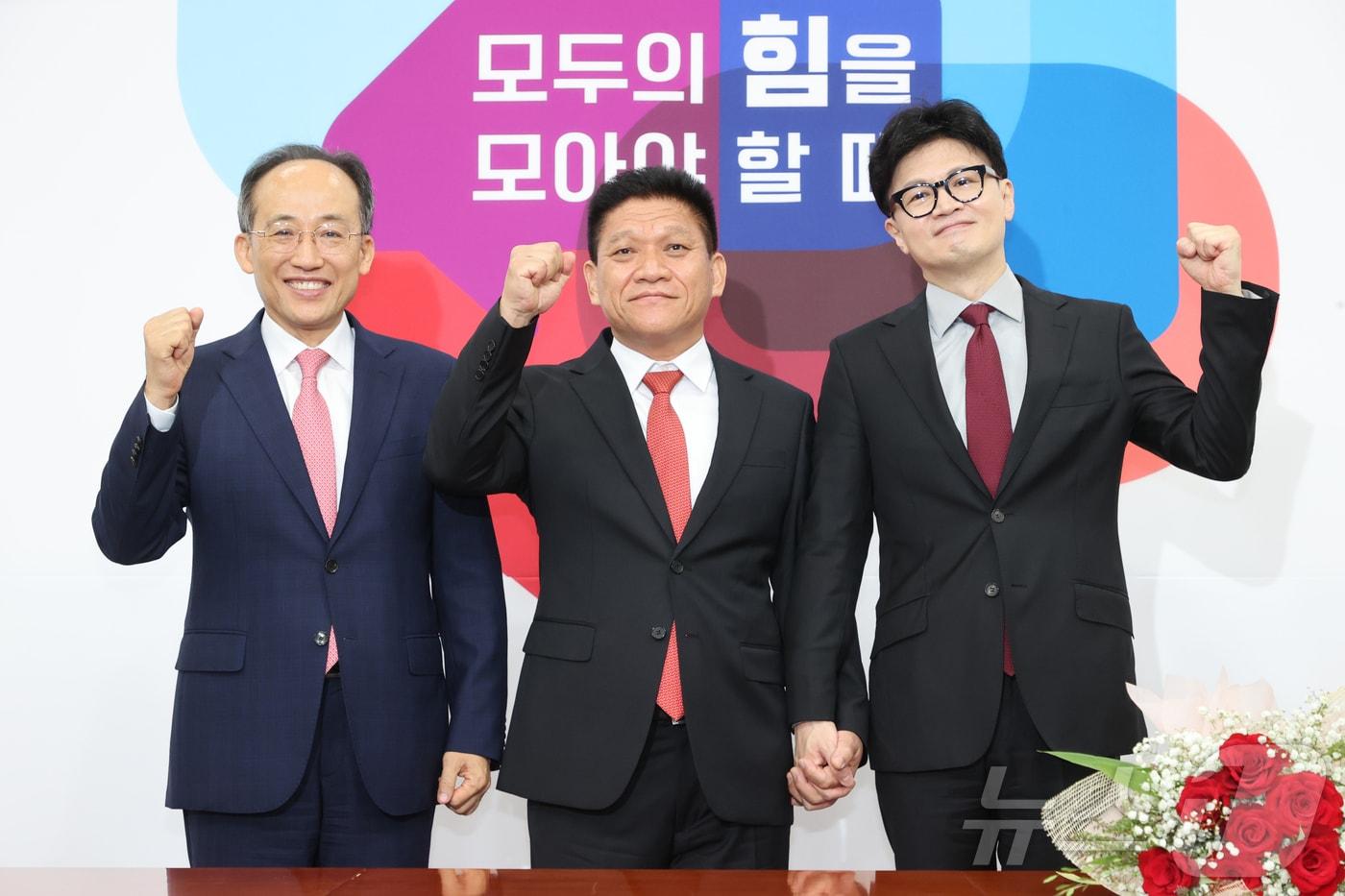 왼쪽부터 국민의힘 추경호 원내대표, 최봉의 전남 곡성군수 후보, 한동훈 당대표. 뉴스1 DB