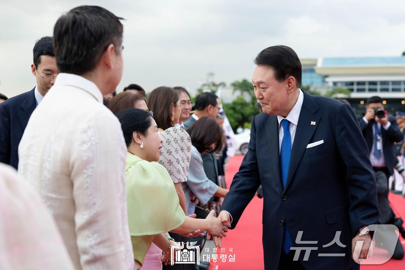 필리핀 국빈 방문을 마친 윤석열 대통령이 7일&#40;현지시간&#41; 오후 필리핀 마닐라 니노이 아키노 국제공항에서 환송나온 인사들과 악수하고 있다. &#40;대통령실 홈페이지&#41; 2024.10.8/뉴스1 ⓒ News1 송원영 기자