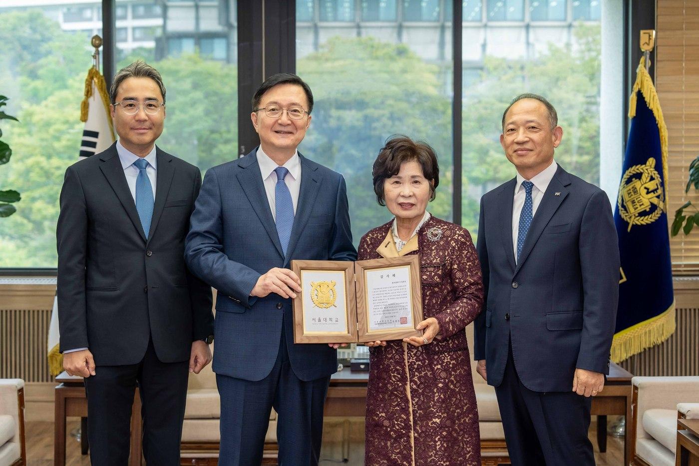 한국콜마가 서울대학교 인문대학 발전기금을 기부하는 행사를 갖고 기념사진을 촬영하고 있다.&#40;오른쪽부터 최현규 한국콜마 대표이사, 김성애 여사, 유홍림 서울대학교 총장, 허현행 한국콜마 부사장&#41;&#40;한국콜마제공&#41;