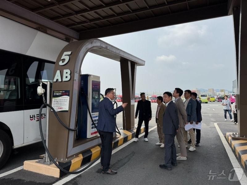  8일 충북 충주시는 시내버스 공영차고지 조성을 추진한다고 밝혔다. 사진은 다른 지역 공영차고지 벤치마킹 모습.&#40;충주시 제공&#41;2024.10.8/뉴스1