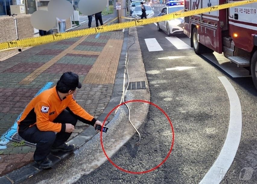 지난 7일 오후 5시46분쯤 제주 서귀포시 대정읍 하모체육공원 인근 인도에서 걷던 40대 남성 A씨가 끊어져 떨어진 전선에 감전되는 사고가 발생했다.&#40;제주소방안전본부 제공&#41;2024.10.8/뉴스1 ⓒ News1 홍수영 기자