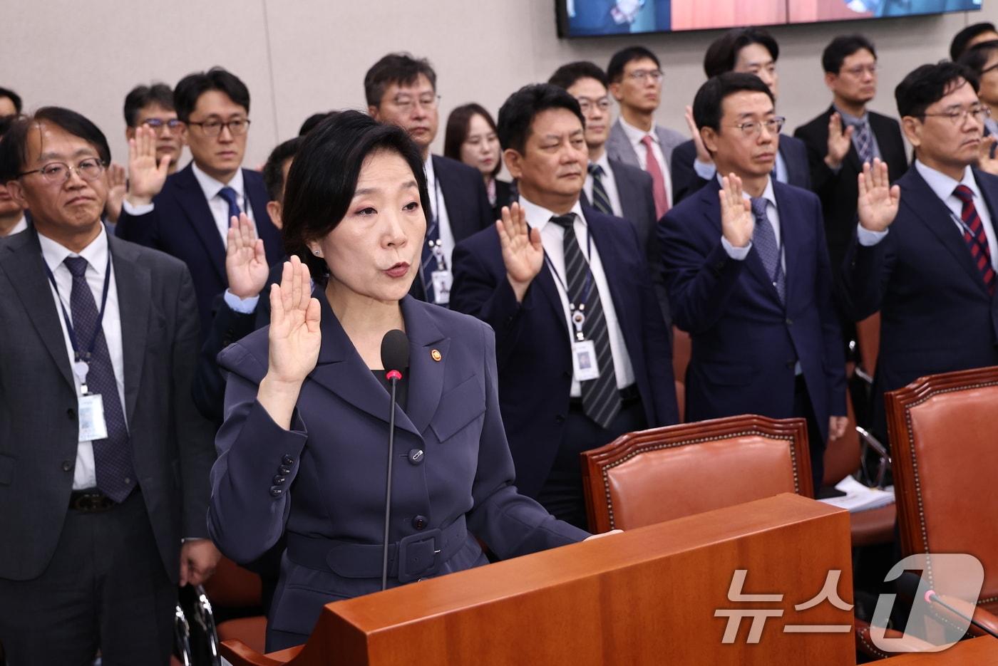 오영주 중소벤처기업부 장관이 8일 오전 서울 여의도 국회에서 열린 국회 산업통상자원중소벤처기업위원회의 중소벤처기업부 등에 대한 국정감사에서 선서하고 있다. 2024.10.8/뉴스1 ⓒ News1 구윤성 기자